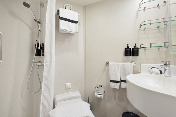 HX Hurtigruten Expeditions MS Fram Arctic Superior Outside Cabin U2 4 ©Espen Mills.jpg